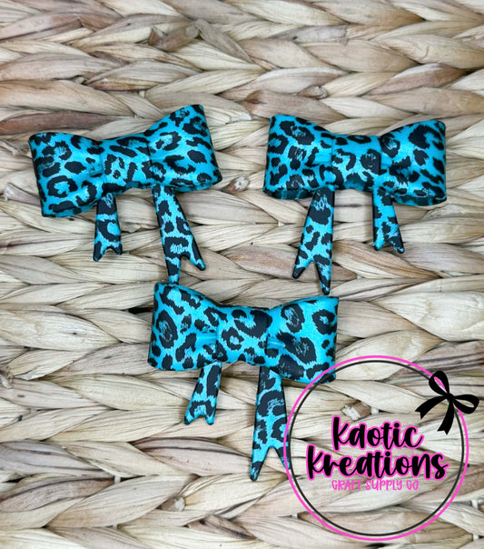 D68 BEADABLE JUMBO SILICONE BOW TEAL PEARL LEOPARD (1ct)