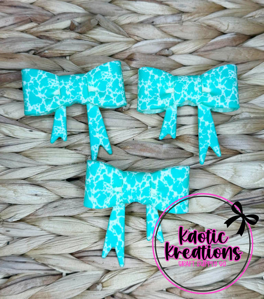 D6 BEADABLE JUMBO SILICONE BOW TURQUOISE COW SPOT (1ct)