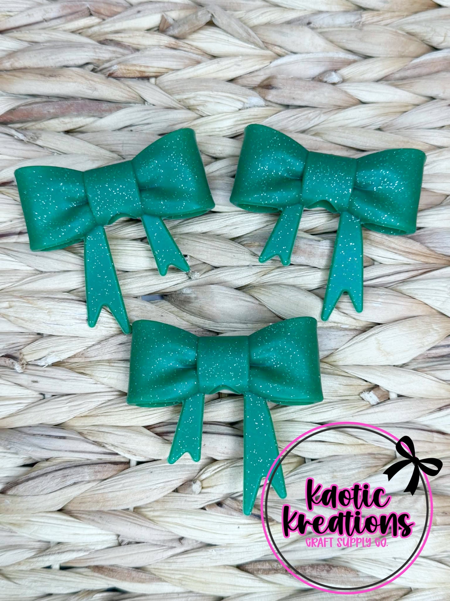 D34 BEADABLE JUMBO SILICONE BOW GREEN GLITTER (1ct)